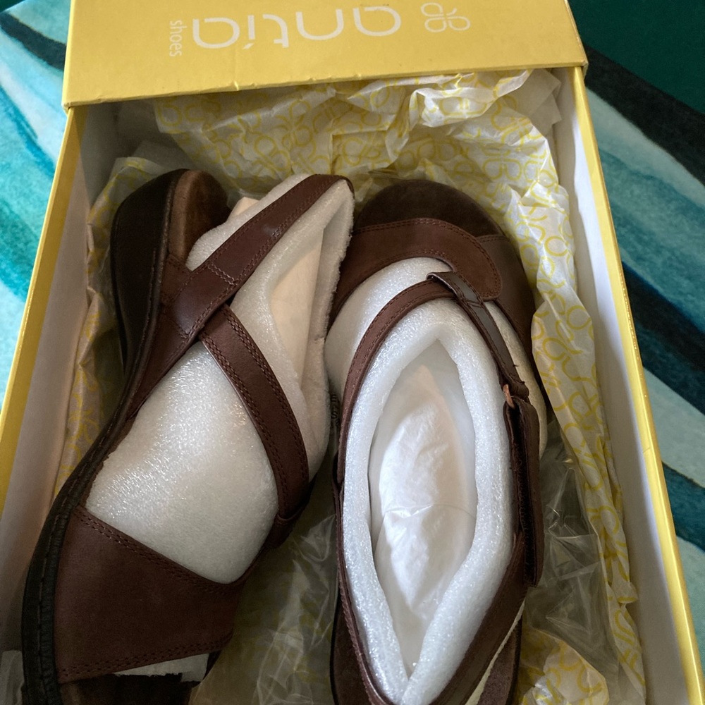 Sandals - Picture 3 of 4